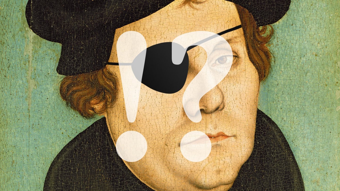 Gemälde von Martin Luther. Auf sein rechtes Auge wurde eine Augenklappe montiert. Darüber sind in Weiß ein Ausrufezeichen und ein Fragezeichen platziert.