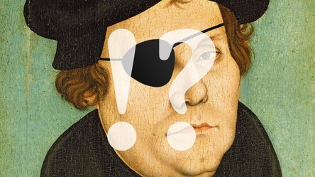 Gemälde von Martin Luther. Auf sein rechtes Auge wurde eine Augenklappe montiert. Darüber sind in Weiß ein Ausrufezeichen und ein Fragezeichen platziert.