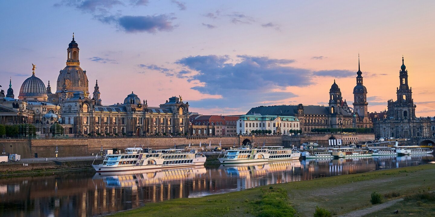 Panorama der Stadt Dresden mit Elbe und Frauenkirche