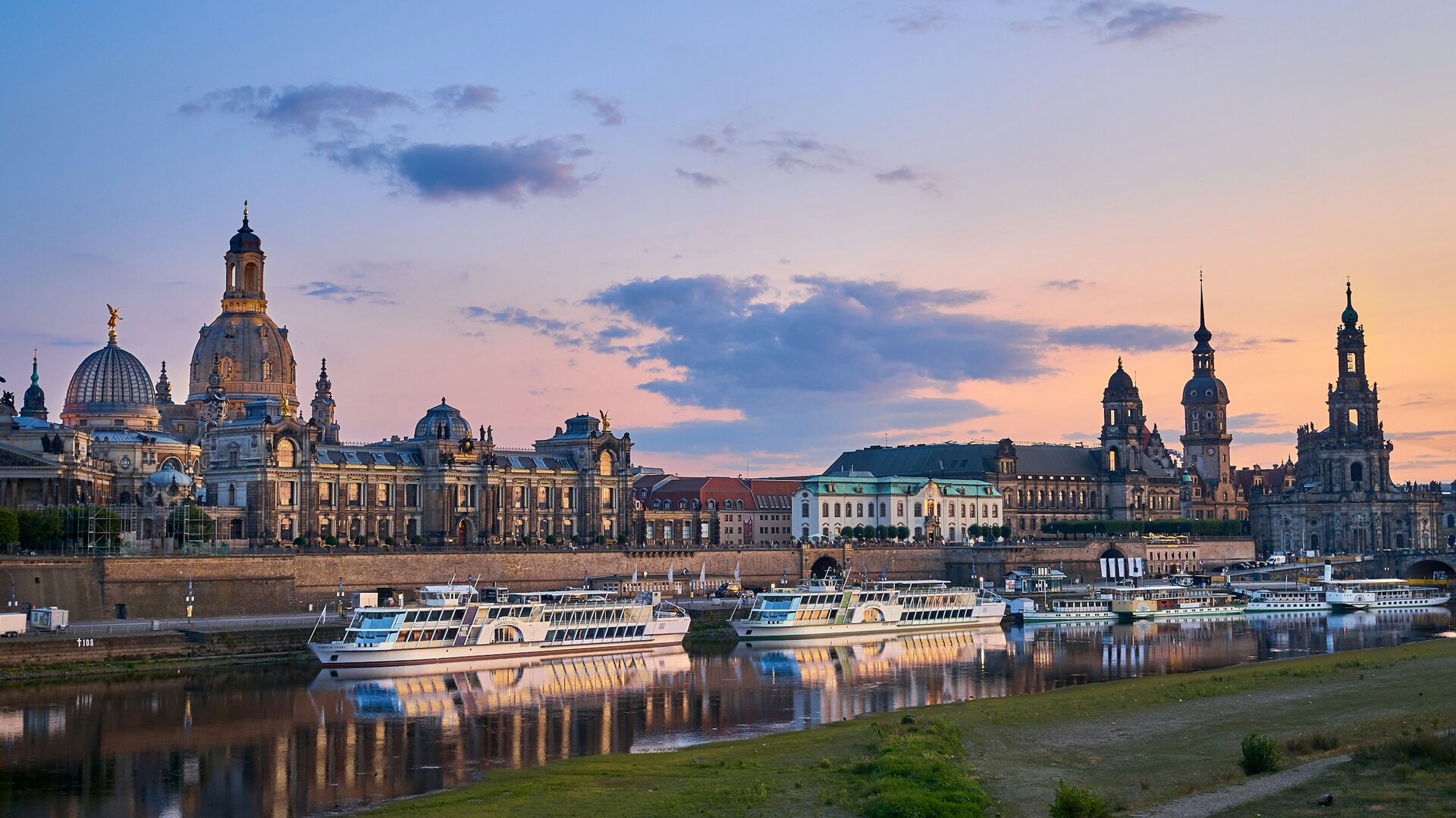 Dresden Panorama der Stadt Dresden mit Elbe und Frauenkirche