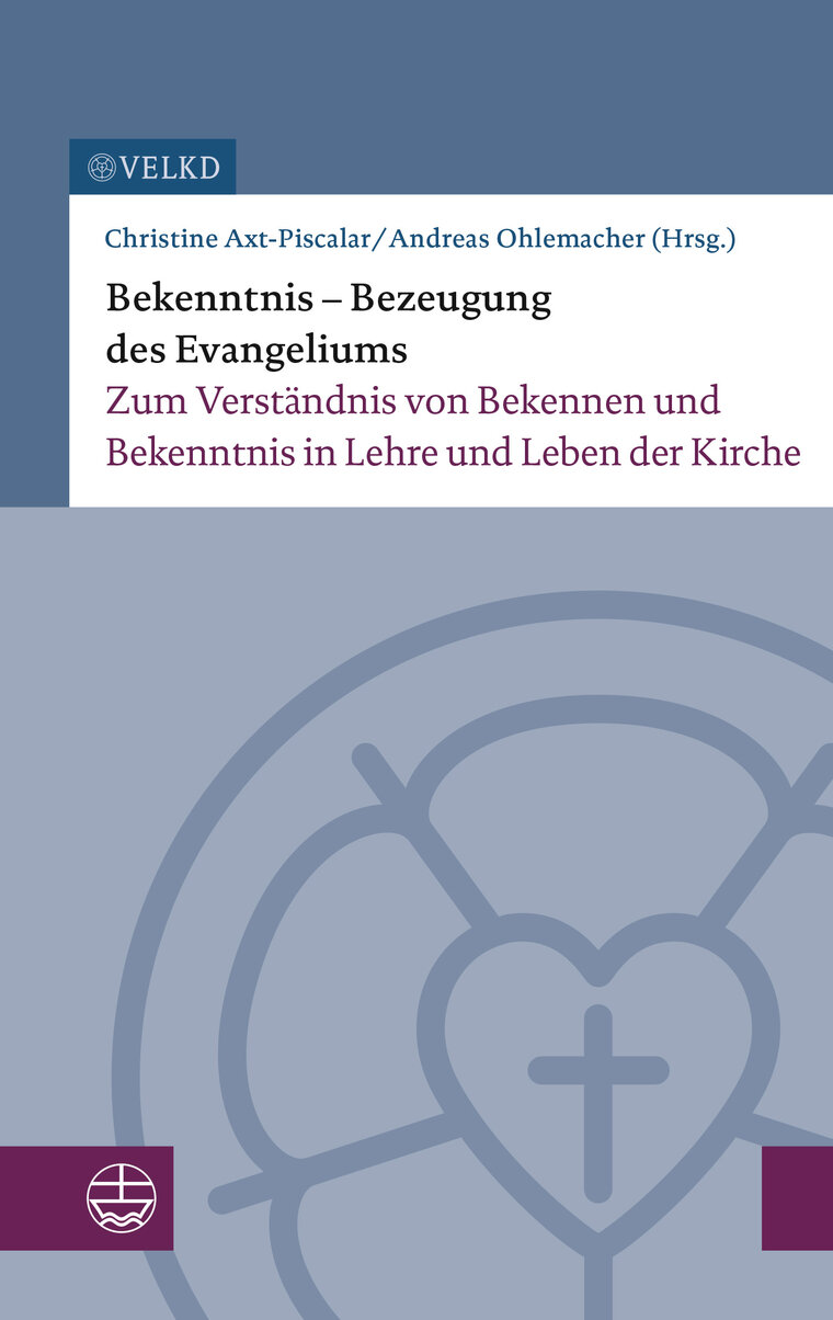 Blau graues Cover mit weißem Titelblock: „Bekenntnis – Bezeugung des Evangeliums“. Darüber die Autor*innen Christine Axt Piscalar und Andreas Ohlemacher. Untertitel in Dunkelrot: „Zum Verständnis von Bekennen und Bekenntnis in Lehre und Leben der Kirche“. Unten großes Lutherrosen Symbol. Links unten bordeauxfarbene Kachel mit dem weißen Icon der Evangelischen Verlagsanstalt. Oben links das VELKD Logo.