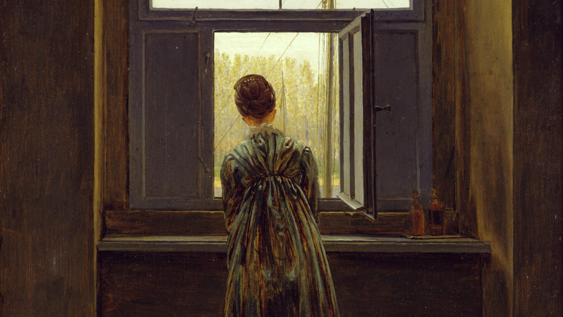 Gemälde einer Frau im Kleid, die, dem Künstler den Rücken zugewandt, in einer Fensternische im Inneren eines Hauses steht und aus dem geöffnete Fenster schaut.