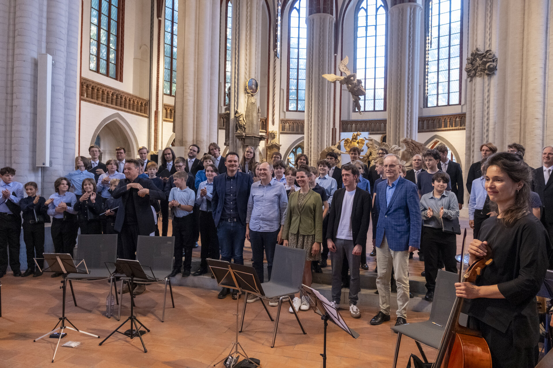 Eine große Gruppe Menschen in einer Kirche
