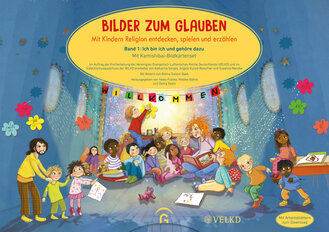 In einem farbenfrohen Raum sitzen und spielen viele Kinder unterschiedlicher Hautfarben gemeinsam. Eine erwachsene Person liest aus einem Buch vor, darüber hängt eine Girlande mit der Aufschrift „Willkommen“. Das Bild vermittelt Gemeinschaft, Vielfalt und Geborgenheit.