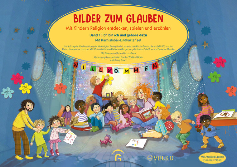 In einem farbenfrohen Raum sitzen und spielen viele Kinder unterschiedlicher Hautfarben gemeinsam. Eine erwachsene Person liest aus einem Buch vor, darüber hängt eine Girlande mit der Aufschrift „Willkommen“. Das Bild vermittelt Gemeinschaft, Vielfalt und Geborgenheit.