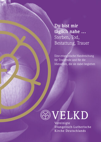 Violett gestaltetes Titelbild mit Nahaufnahme einer Blüte und einem goldenen grafischen Symbol. Text: „Du bist mir täglich nahe … Sterben, Tod, Bestattung, Trauer“. Untertitel zur Begleitung von Trauernden. Unten das Logo und der Name der VELKD.