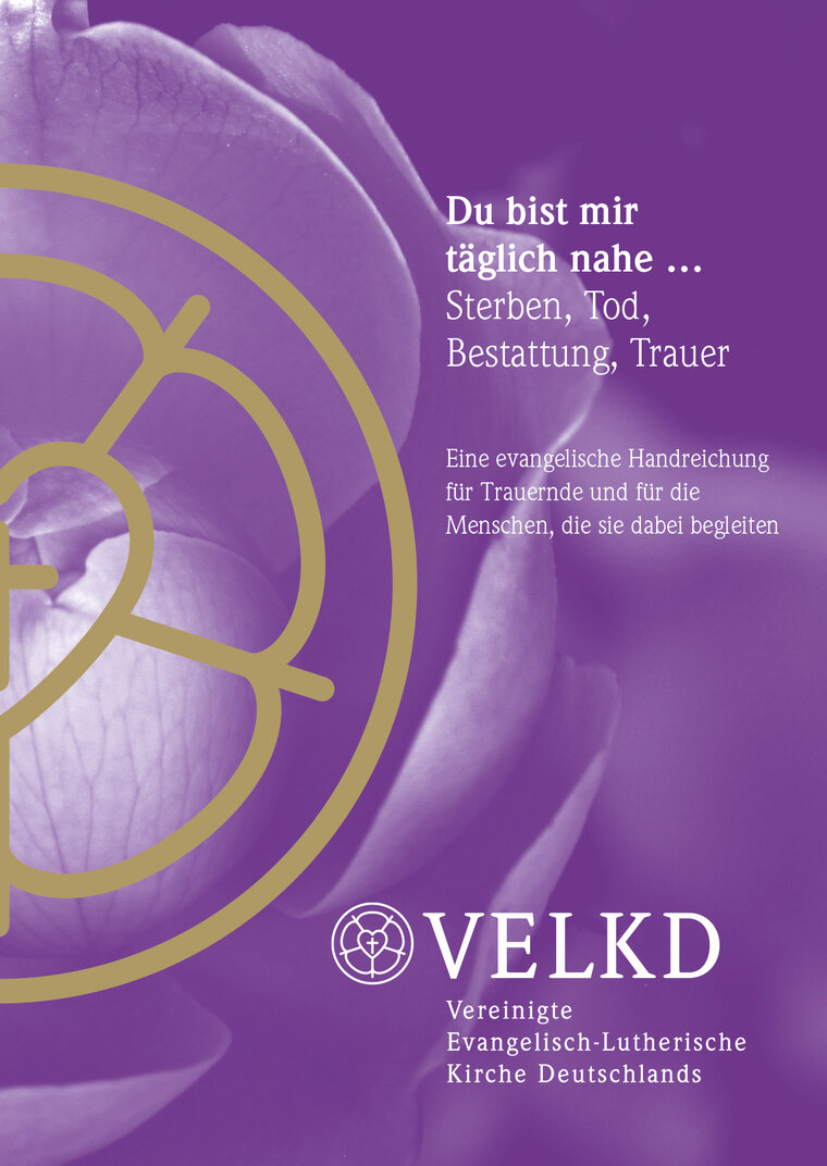 Violett gestaltetes Titelbild mit Nahaufnahme einer Blüte und einem goldenen grafischen Symbol. Text: „Du bist mir täglich nahe … Sterben, Tod, Bestattung, Trauer“. Untertitel zur Begleitung von Trauernden. Unten das Logo und der Name der VELKD.