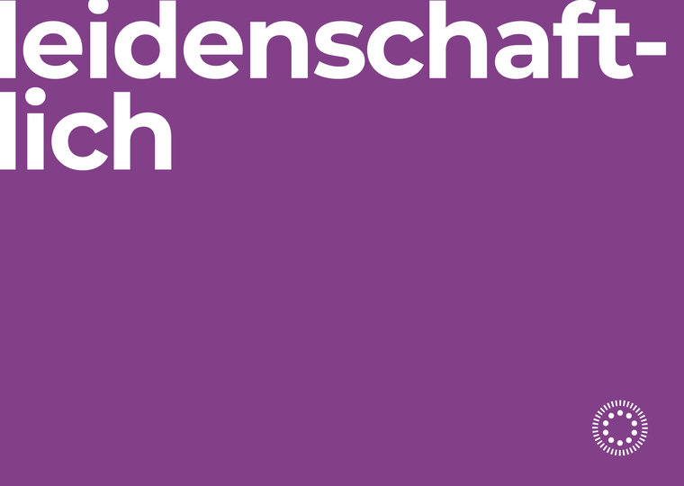 Violette Karte mit der Aufschrift "leidenschaftlich"