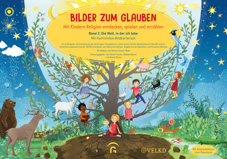 Illustration eines großen Baumes, in und unter dem Kinder verschiedener Hautfarben spielen. Umgeben sind sie von vielen Tieren und Pflanzen, darüber Sonne, Mond und Sterne. Titel und Herausgeberangaben stehen oben.