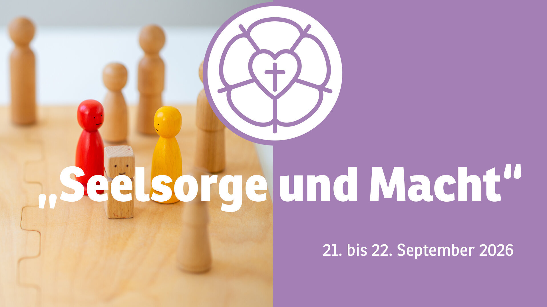 Holzfiguren in einer Aufstellungsszene links, rechts lila Fläche mit Logo der Lutherrose und dem Text ‚Seelsorge und Macht – 21. bis 22. September 2026
