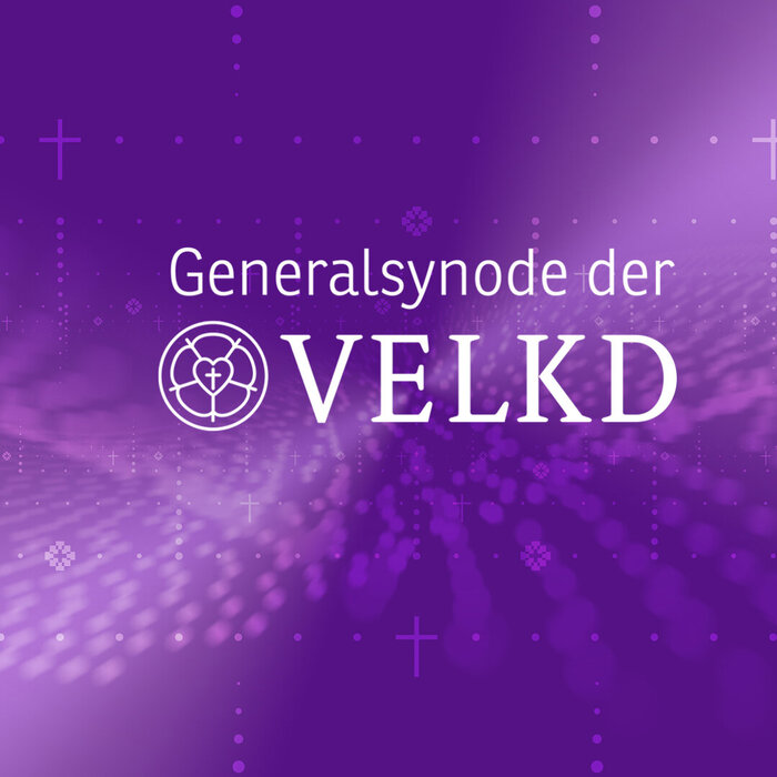Logo der Generalsynode VELKD au violettem changiertem Hintergrund