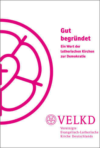 Weißes Cover mit purpurrosa Lutherrose als Liniengrafik links. Rechts der Titel „Gut begründet“, der Untertitel „Ein Wort der lutherischen Kirchen zur Demokratie“. Unten rechts das VELKD-Logo, die‑Lutherrose und rechts daneben der Schriftzug "VELKD"
