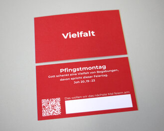 Zwei rote Karten, auf denen "Vielfalt" und "Pfingsmontag" steht.