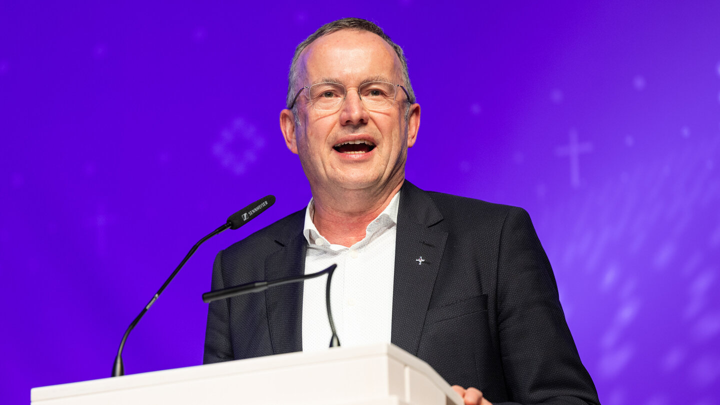 Mann hinter Rednerpult