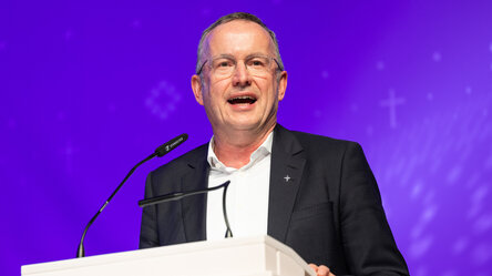 Mann hinter Rednerpult