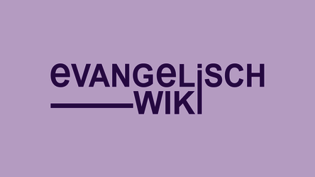 auf blass-violettem Grund steht "evangelisch wiki"