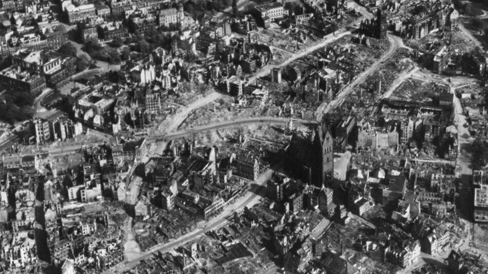 Luftbild einer ausgebombten Stadt