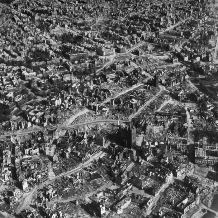 Die zerstörte Innenstadt Hannovers 1945 Luftbild einer ausgebombten Stadt