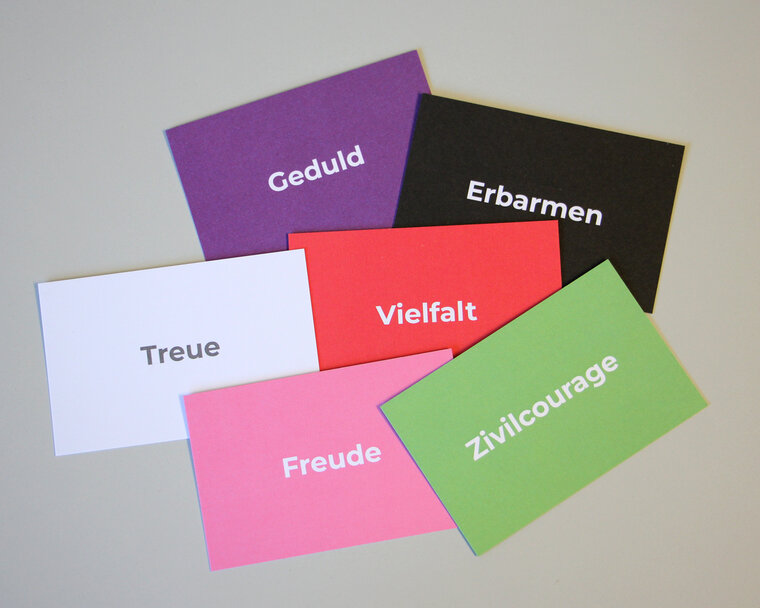 6 Karten in verschiedenen Farben, auf denen jeweils ein Wort steht