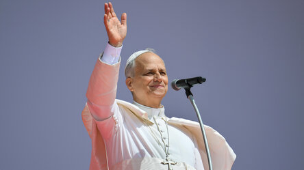 Papst Leo XIV. in weißem Gewand