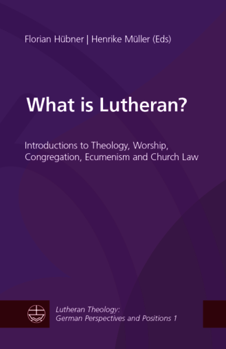 Violettes Buchcover mit abstrakten Formen; Titel „What is Lutheran?“, Untertitel zu Theologie, Gottesdienst und Kirchenrecht; Reihenangabe „Lutheran Theology: German Perspectives and Positions 1“; unten links Logo der Evangelischen Verlagsanstalt, Leipzig