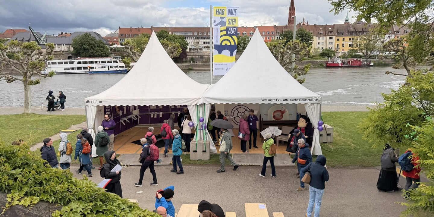Blick auf zwei Zelt-Pagoden, im Hintergrund ein Fluss.