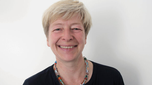 Frau mit kurzen grauen Haaren