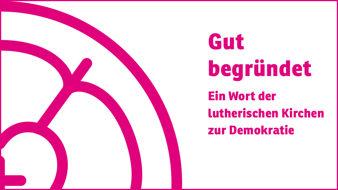 Weißes Cover mit purpurrosa Rahmen, ein Viertel einer purpurrosa Lutherrose als Liniengrafik links. Rechts der Titel „Gut begründet“, der Untertitel „Ein Wort der lutherischen Kirchen zur Demokratie“. 